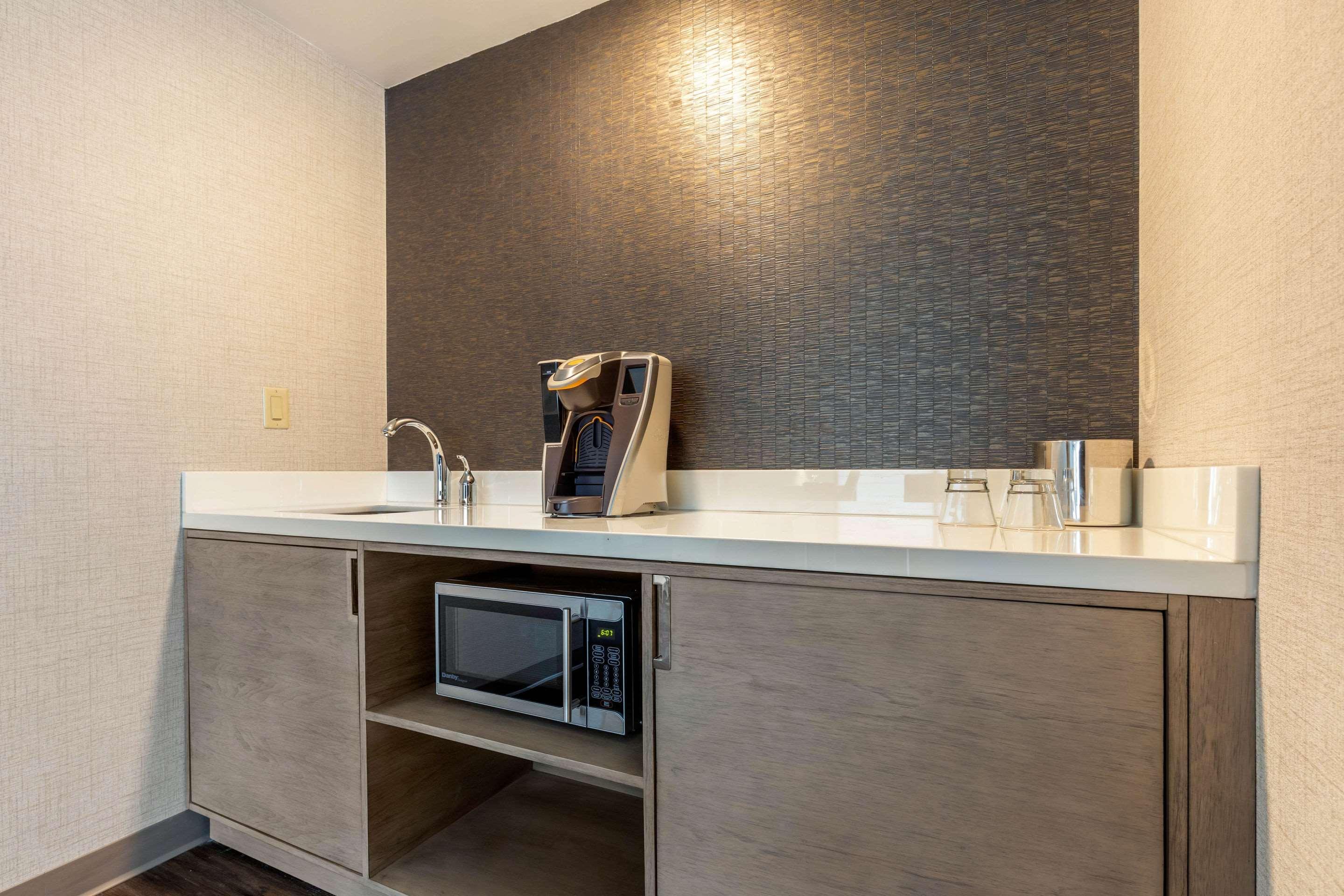 Cambria Hotel Milwaukee Downtown Exterior photo