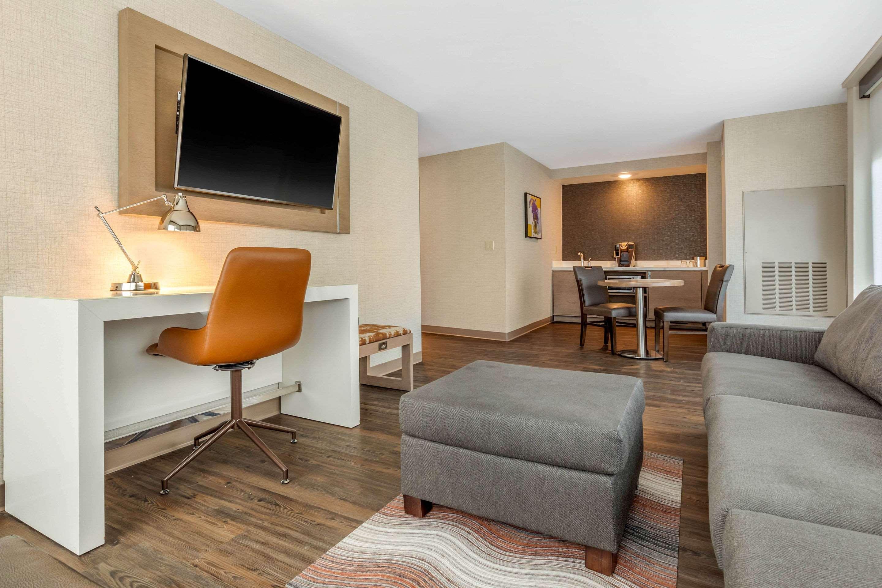 Cambria Hotel Milwaukee Downtown Exterior photo