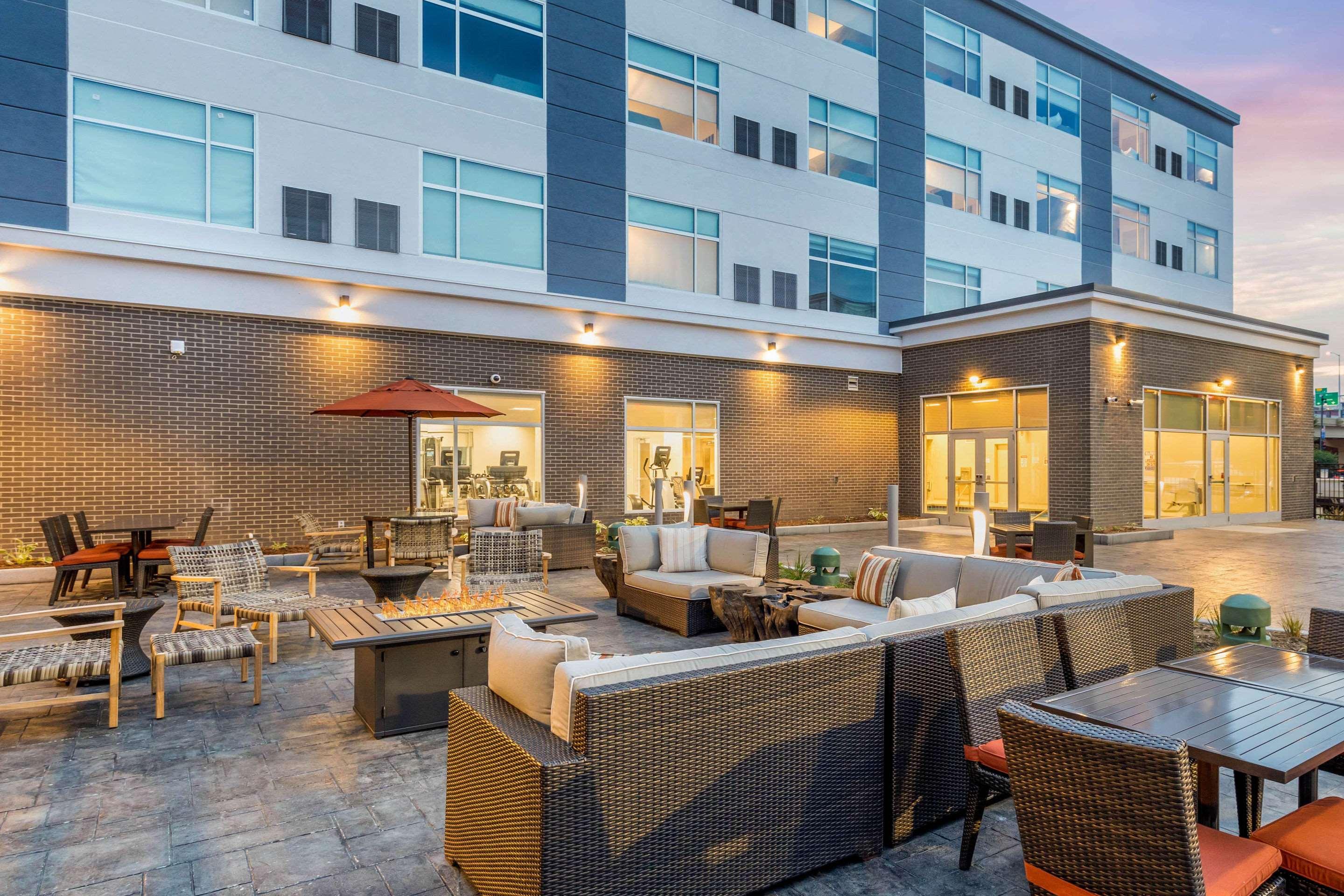 Cambria Hotel Milwaukee Downtown Exterior photo