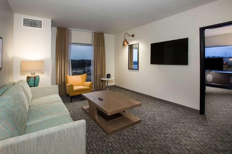 Cambria Hotel Milwaukee Downtown Exterior photo